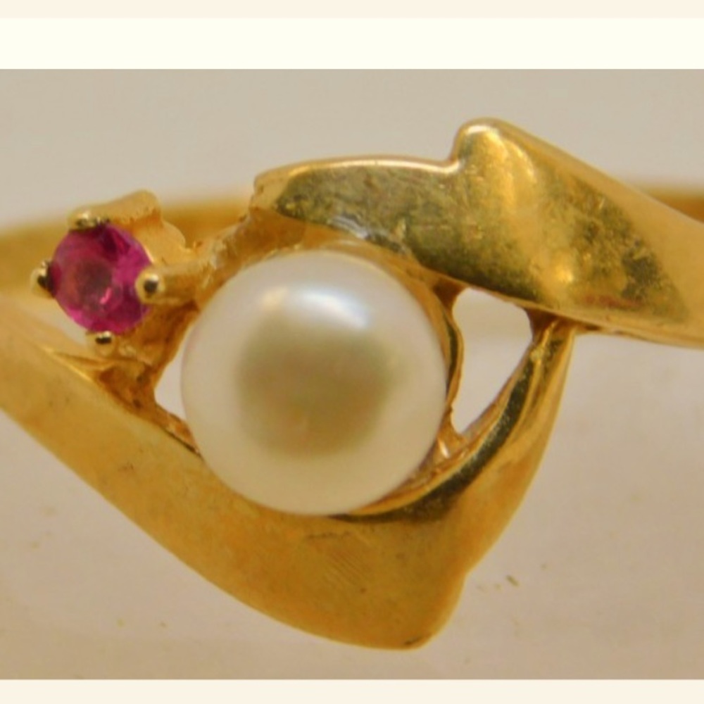 Beautiful 10 K solid gold pearl and ruby ring, size 8.25